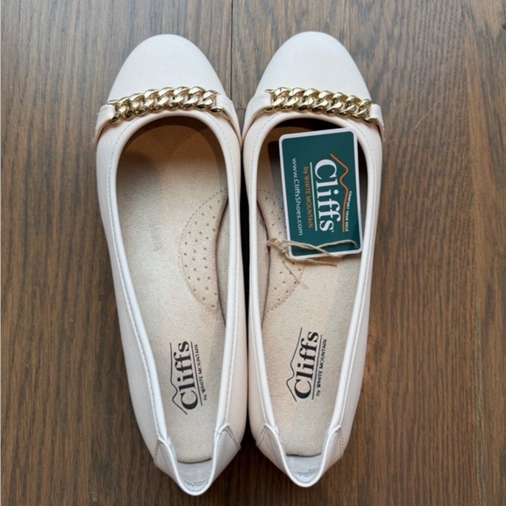 New Cliffs By White Mountain Women's Cream Ballet Flats with Gold Chain Sz 7 1/2
